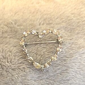 #119 Vintage Elegant Silver Heart Brooch